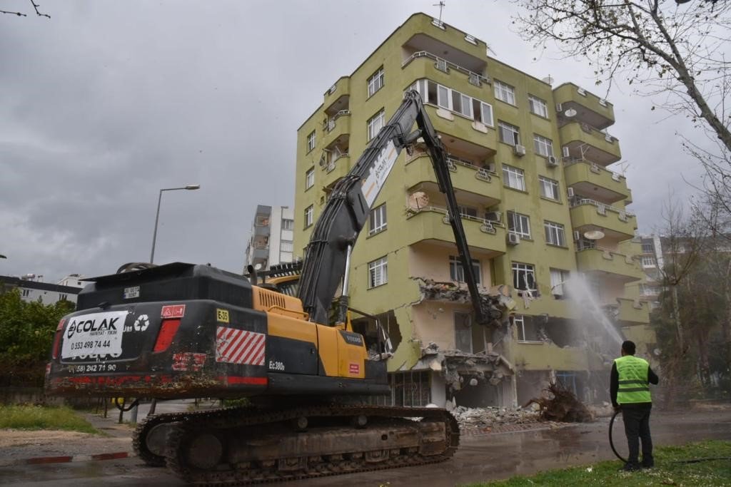 Başkan Erdem: "Ceyhan’a acilen konteyner kent gerekiyor"