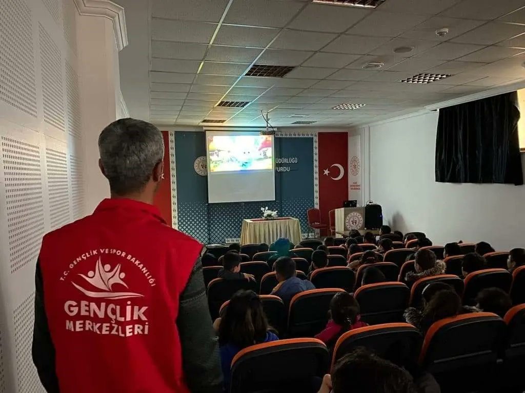 Elazığ GSB, küçük kalpleri güldürmeye çalışıyor