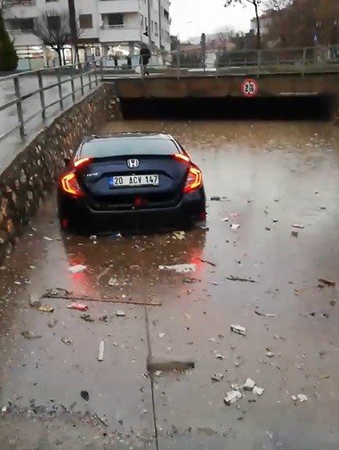 Elazığ’da sağanak sonrası araçlar suya gömüldü