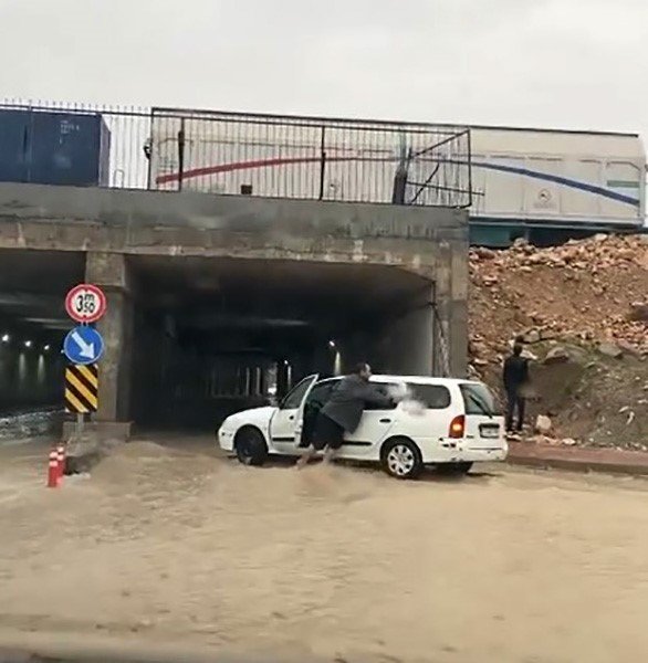 Elazığ’da sağanak sonrası araçlar suya gömüldü