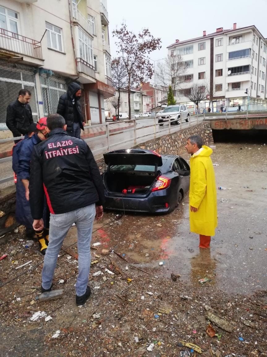 Elazığ’da sağanak sonrası araçlar suya gömüldü