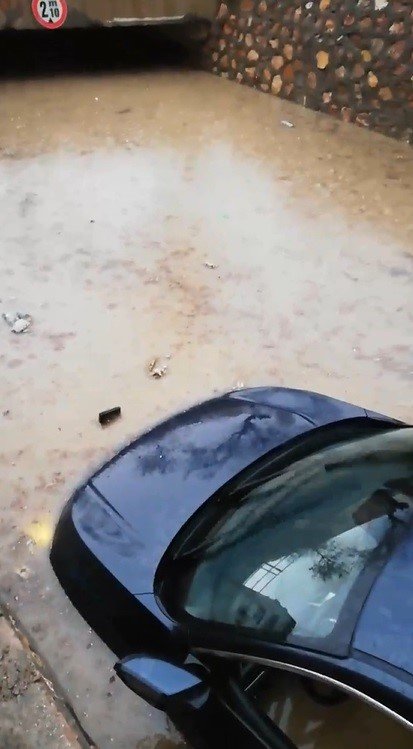 Elazığ’da sağanak sonrası araçlar suya gömüldü