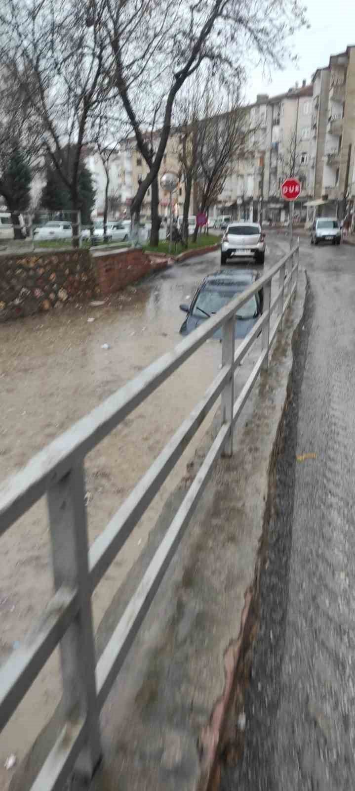 Elazığ’da sağanak sonrası araçlar suya gömüldü