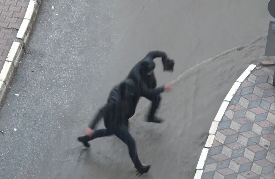 Elazığ’da sağanak sonrası araçlar suya gömüldü