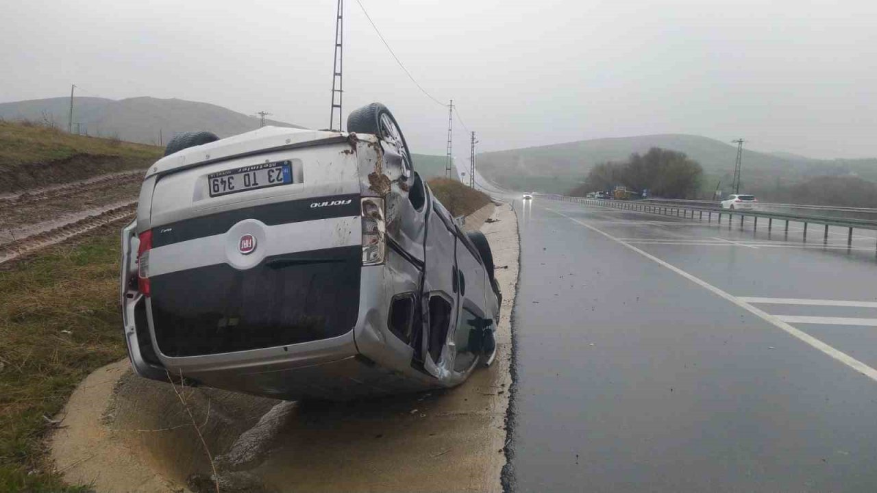 Elazığ’da hafif ticari araç takla attı: 3 yaralı
