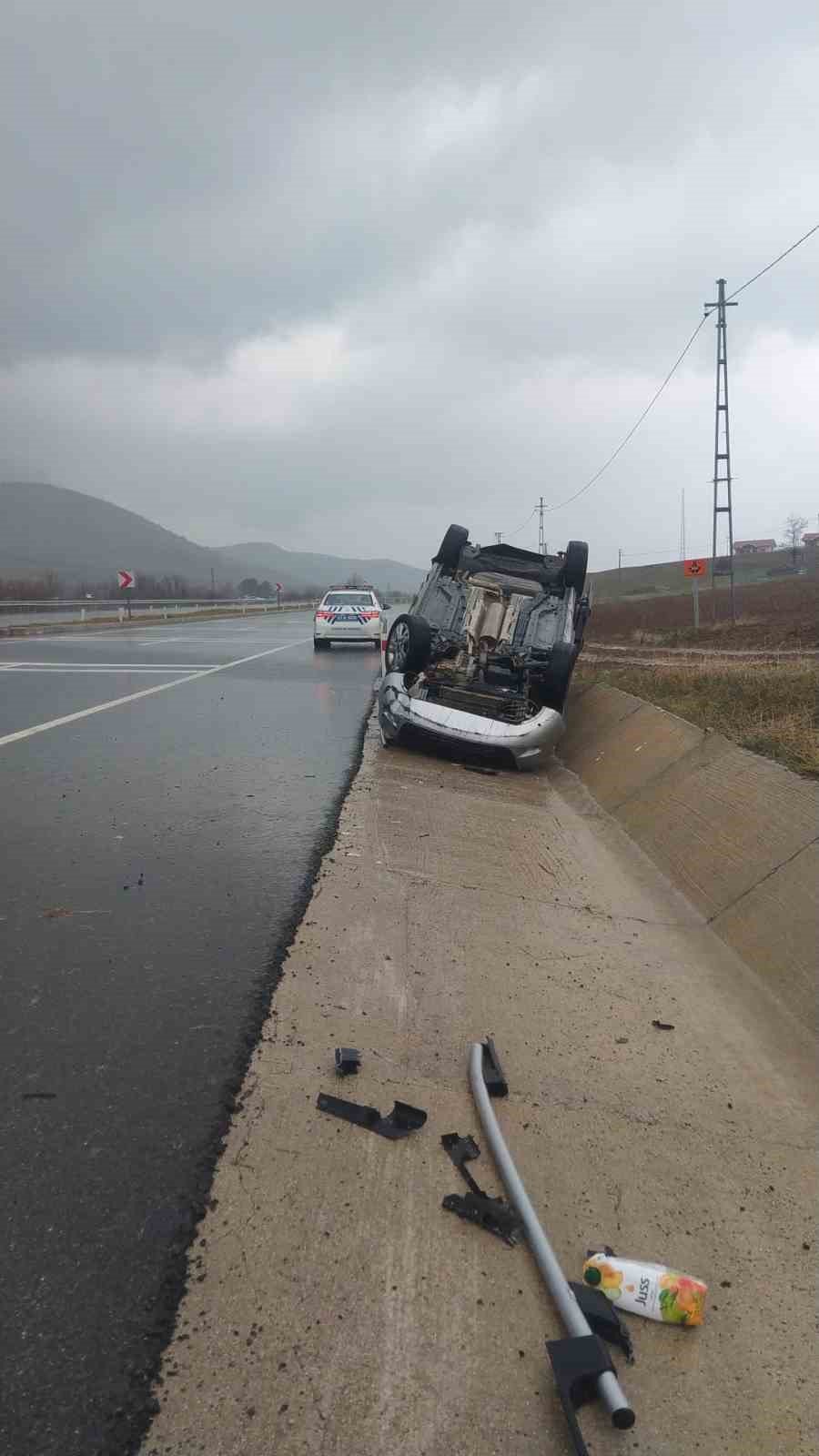 Elazığ’da hafif ticari araç takla attı: 3 yaralı