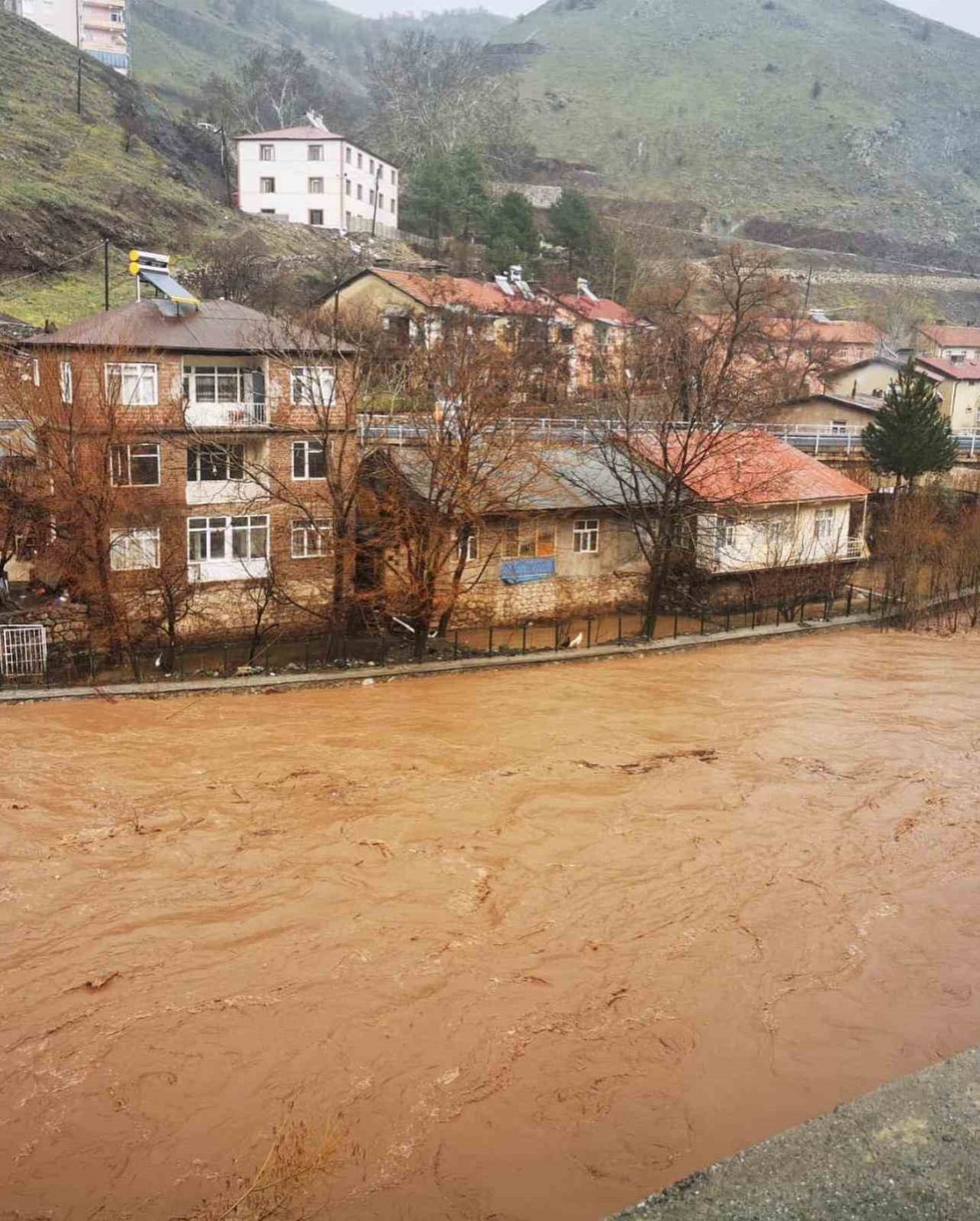 Maden ilçesindeki köprü ulaşıma kapatıldı