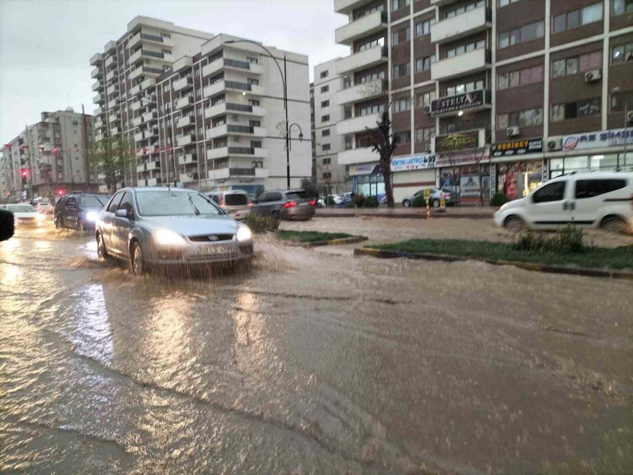 Cizre’de sağanak hayatı olumsuz etkiledi