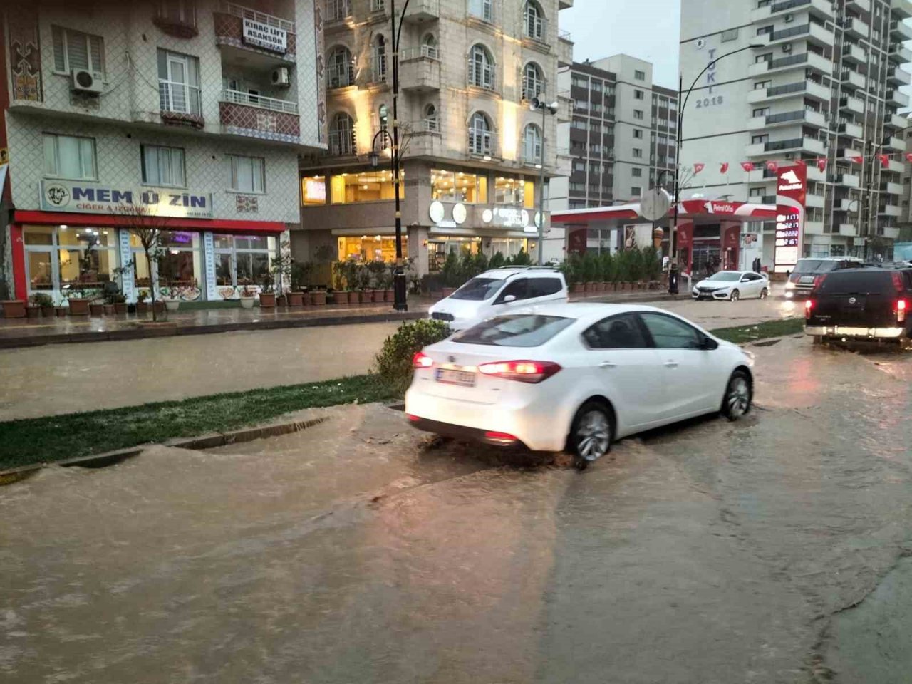 Cizre’de sağanak hayatı olumsuz etkiledi