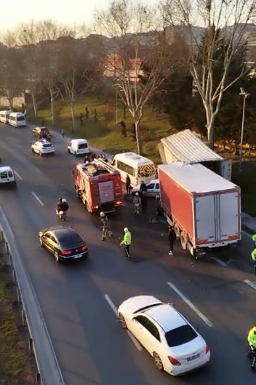 Esenler’de kamyon 3 aracı biçti: 3 yaralı