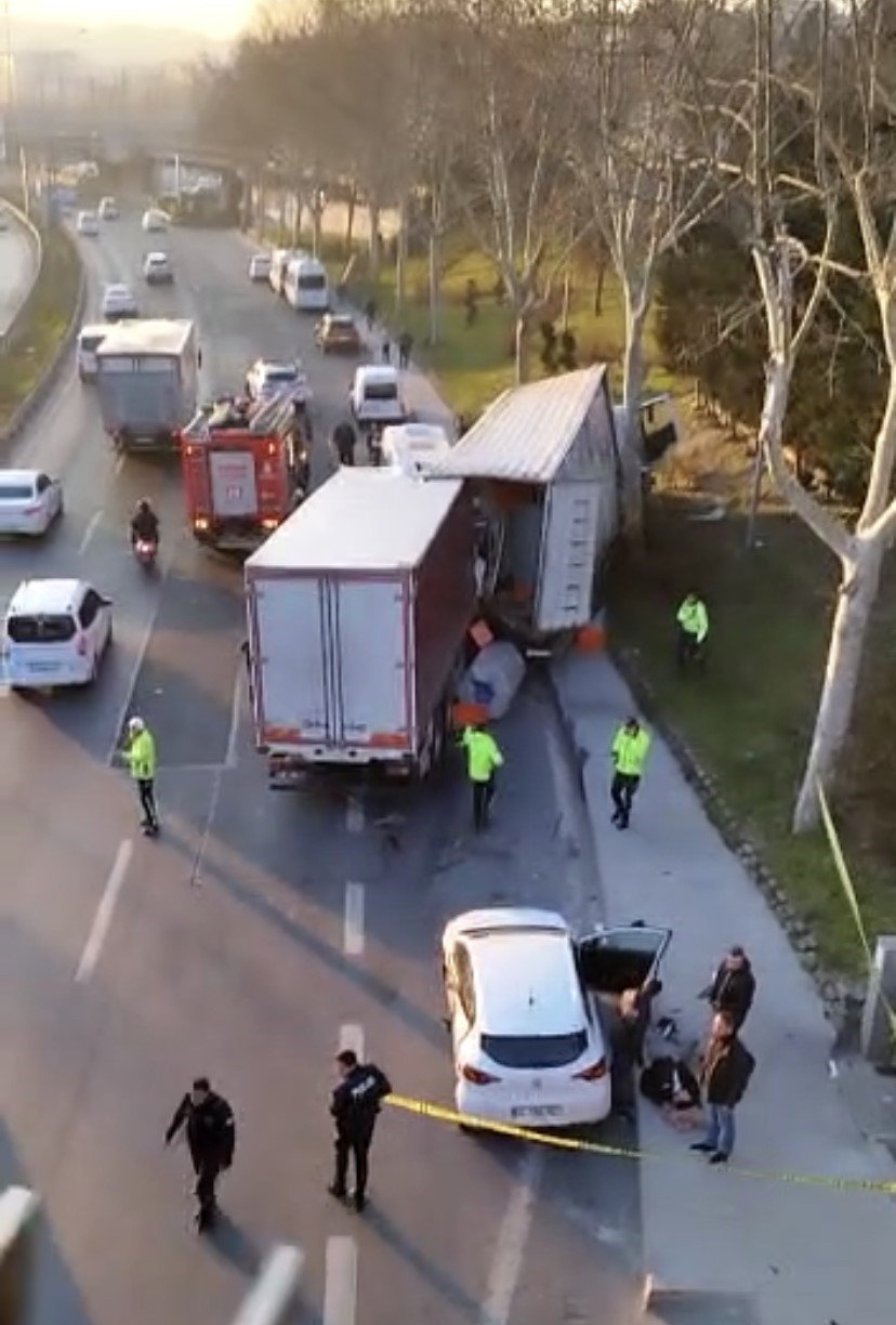 Esenler’de kamyon 3 aracı biçti: 3 yaralı