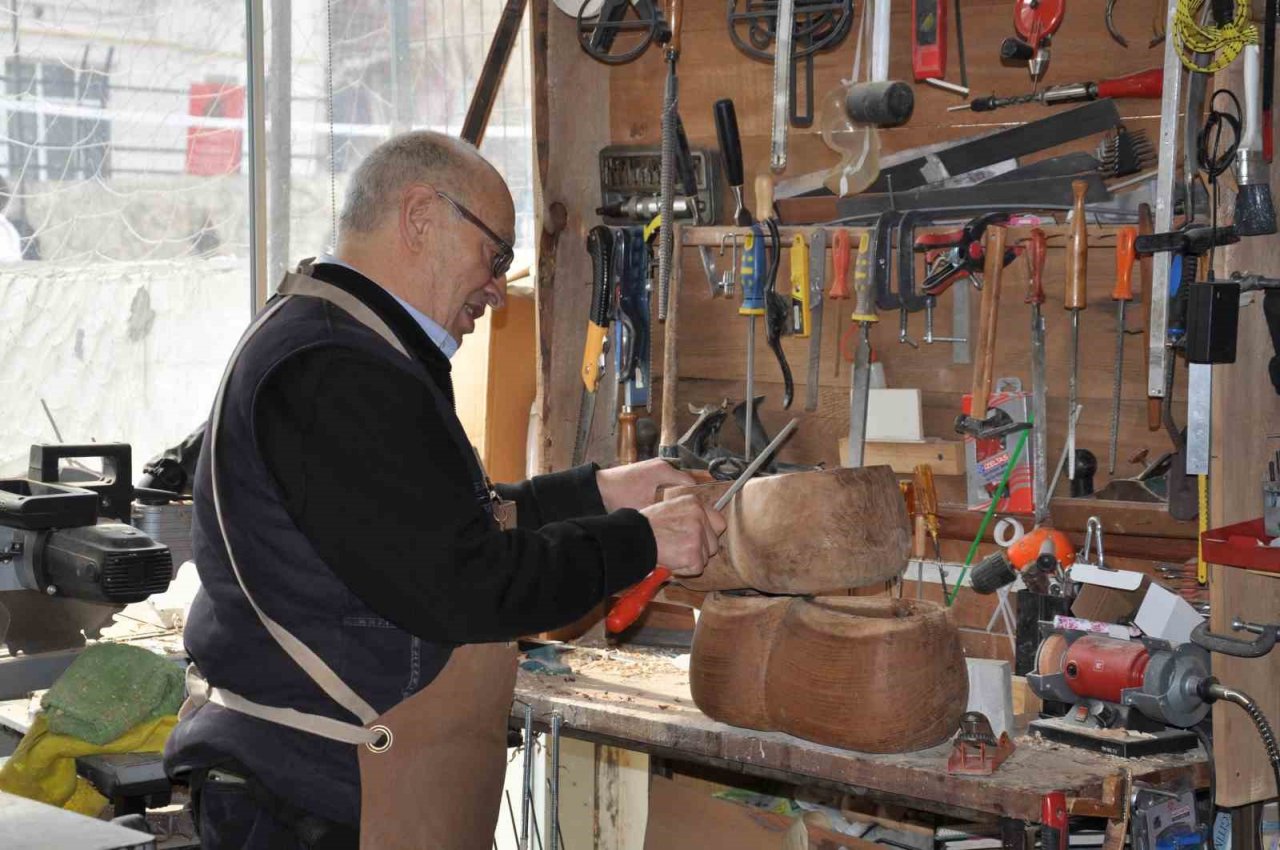 Karslı sanatçı baba mesleğini öğretecek çırak bulamıyor