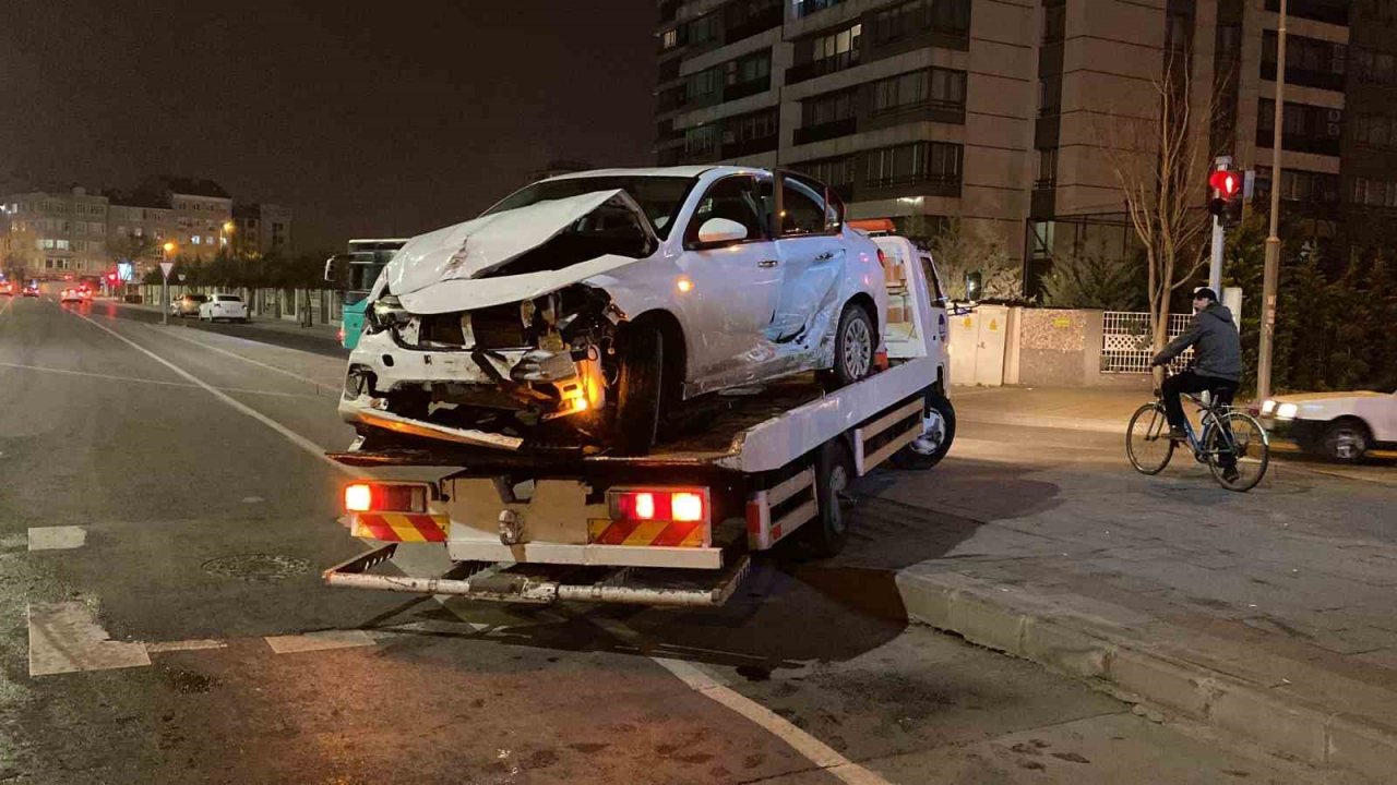 3 otomobil çarpıştı: 1 yaralı