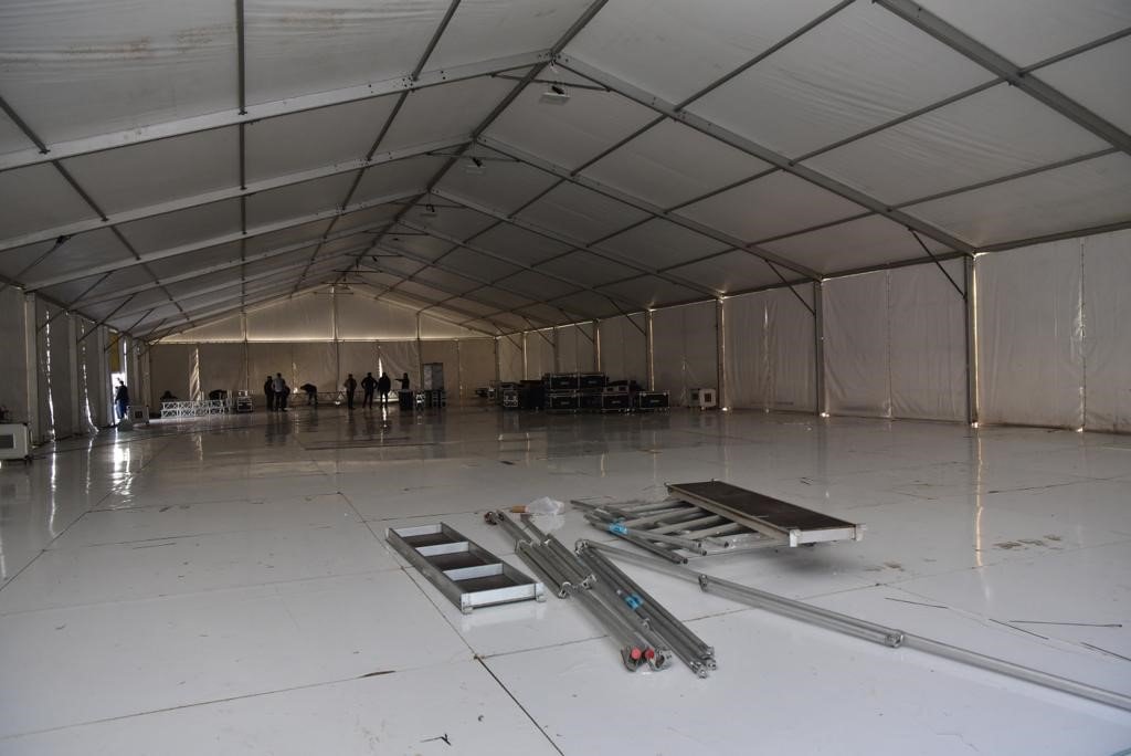 Tuzla’da “İlk Evim” projesinde kuraların çekileceği çadırlar kurulmaya başlandı