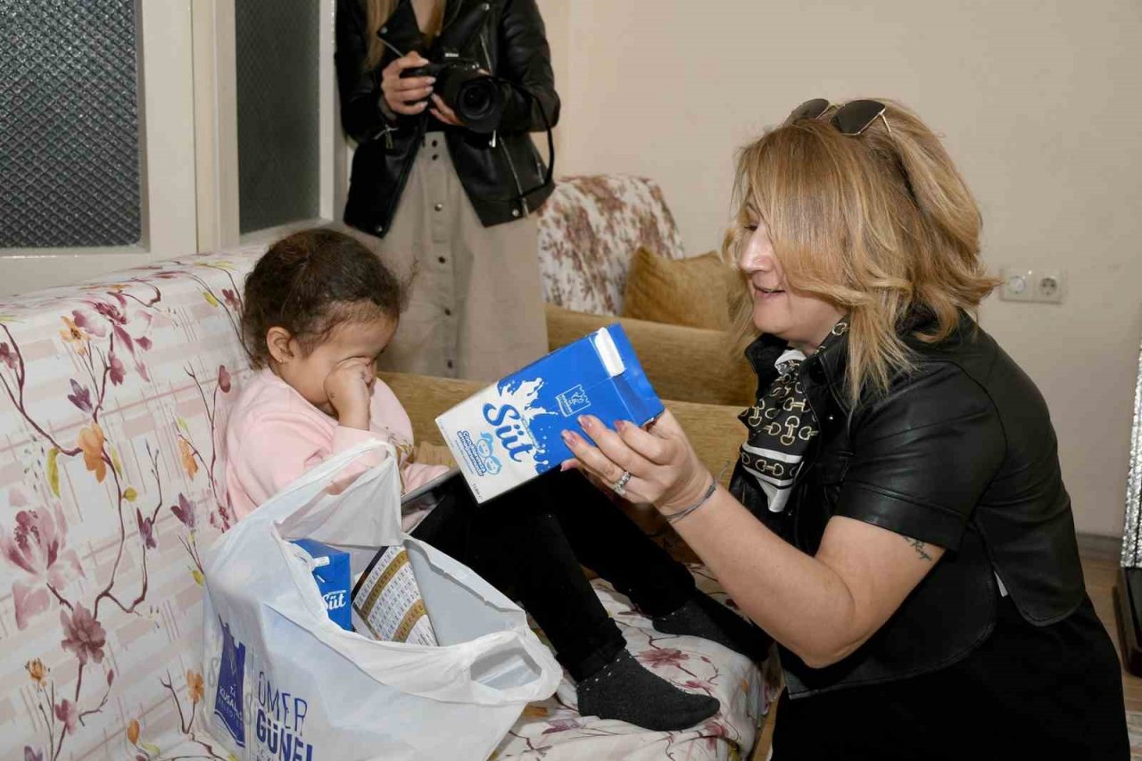 Kuşadası Belediyesi süt dağıtımına başladı