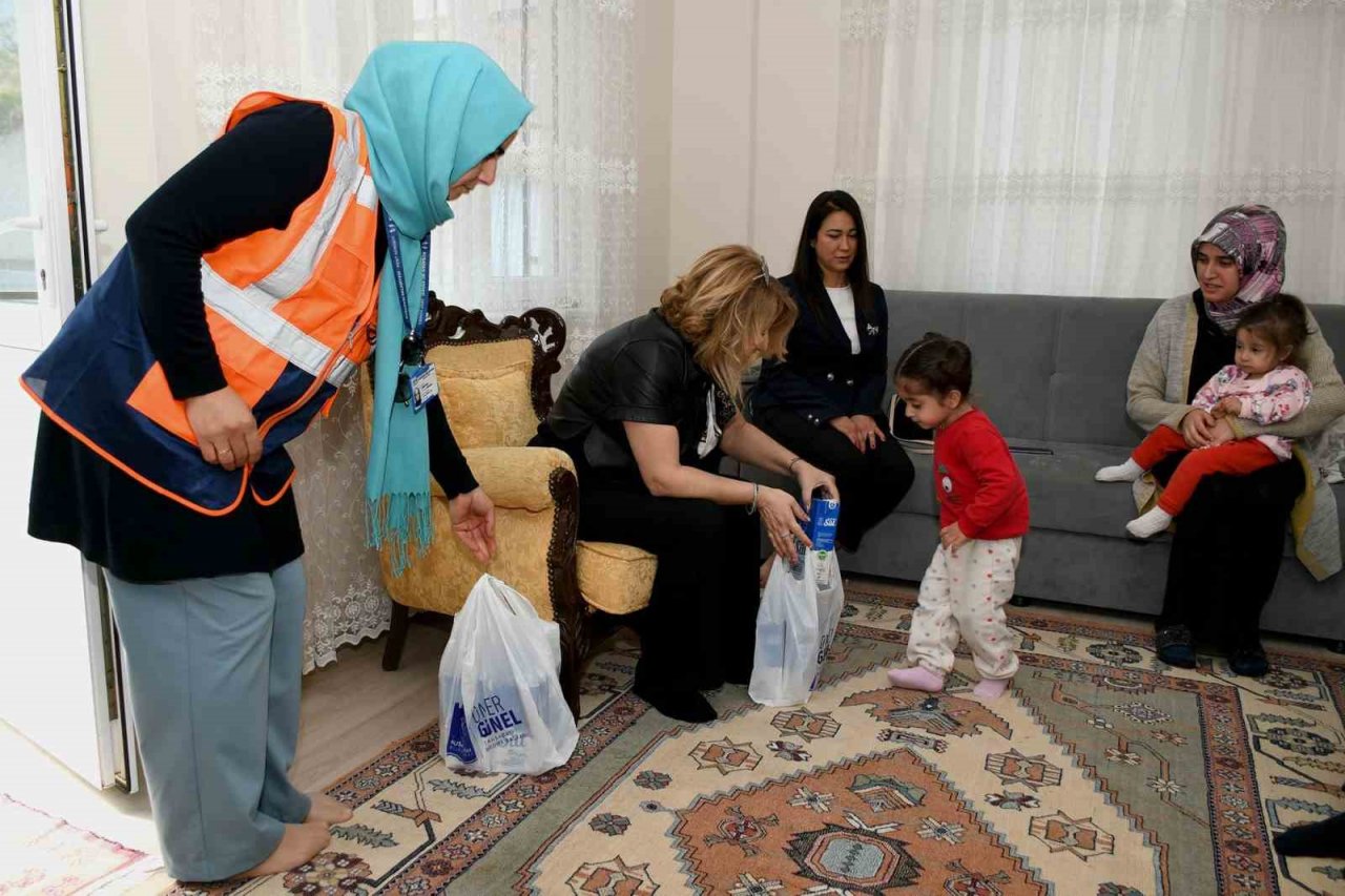 Kuşadası Belediyesi süt dağıtımına başladı