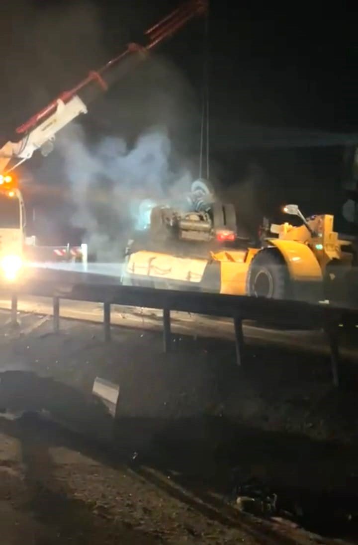 Kütahya’da kimyasal madde yüklü tır devrildi: 1 yaralı