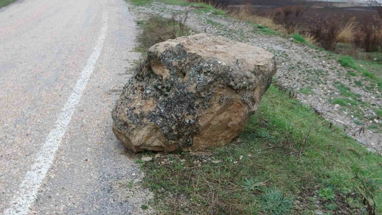 Sağanak heyelana neden oldu, yamaçlardan dev kayalar yola düştü