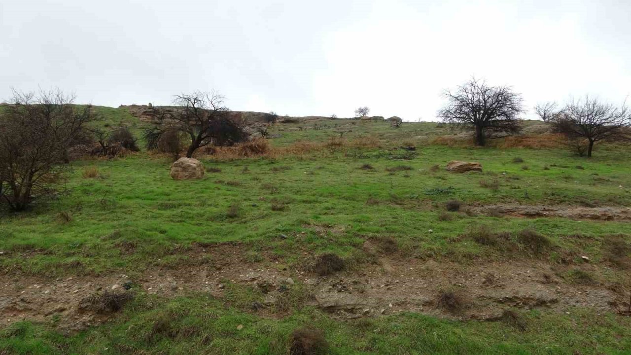 Sağanak heyelana neden oldu, yamaçlardan dev kayalar yola düştü