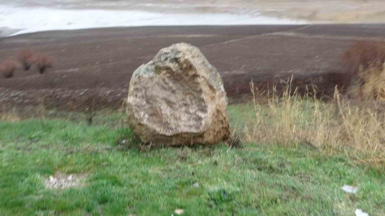 Sağanak heyelana neden oldu, yamaçlardan dev kayalar yola düştü