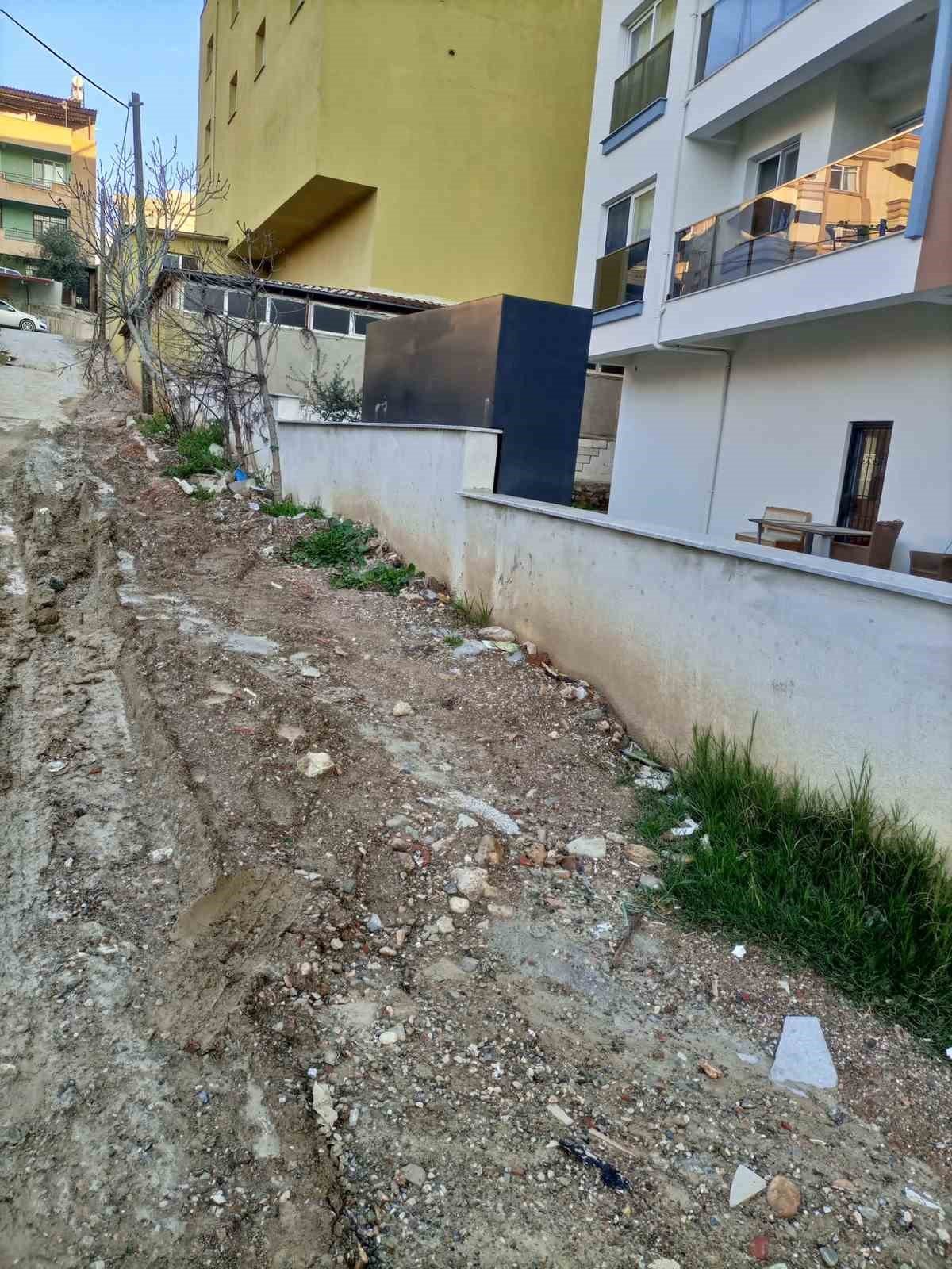 Milas halkı çamurlu ve toprak yolda zor günler yaşıyor