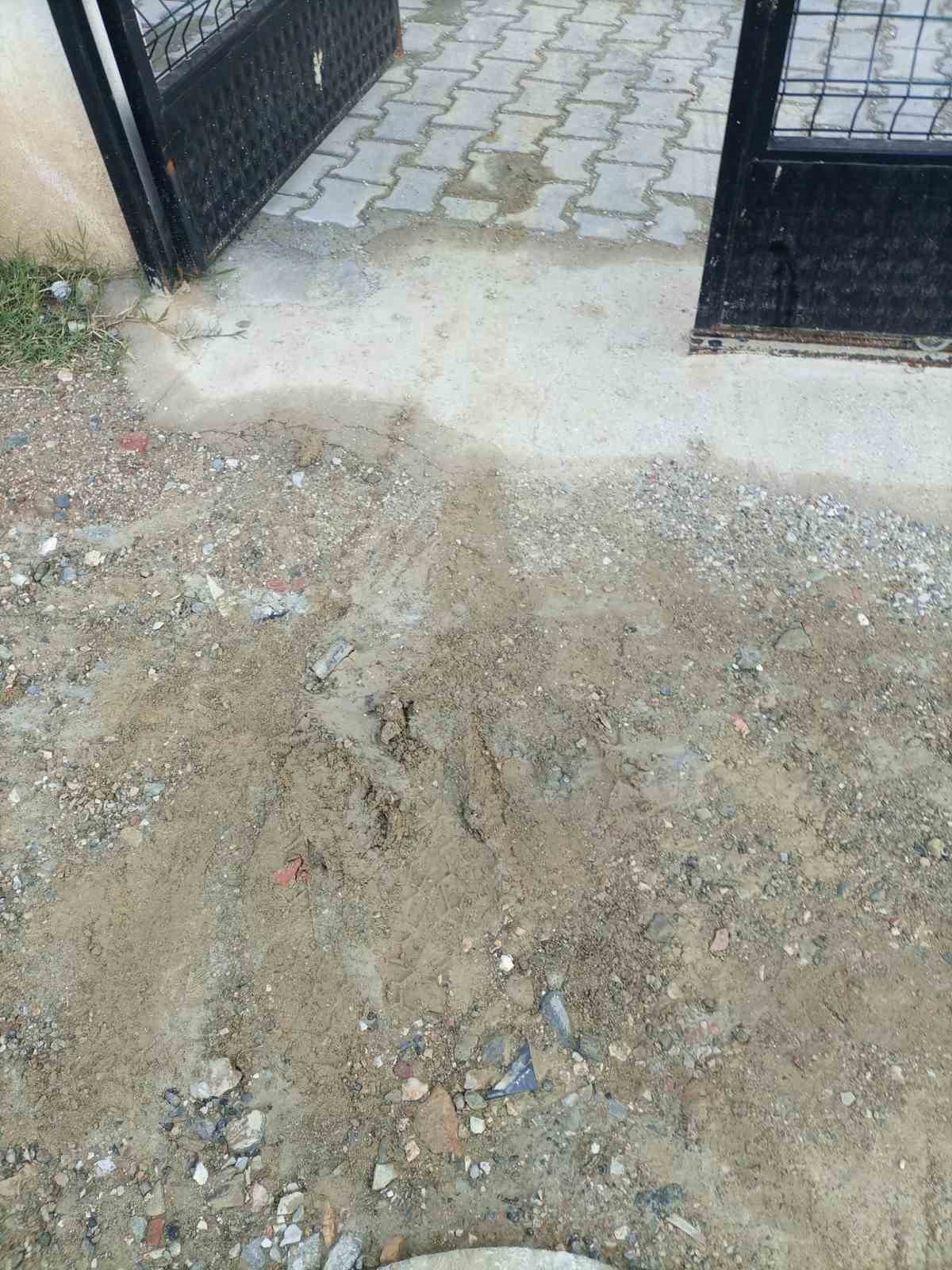 Milas halkı çamurlu ve toprak yolda zor günler yaşıyor