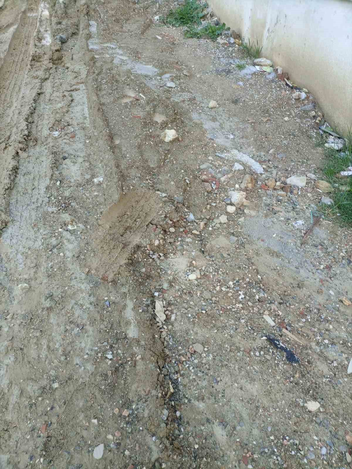 Milas halkı çamurlu ve toprak yolda zor günler yaşıyor