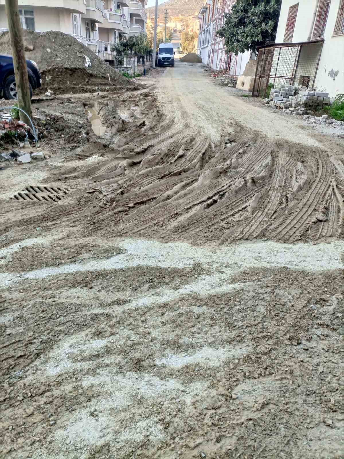 Milas halkı çamurlu ve toprak yolda zor günler yaşıyor