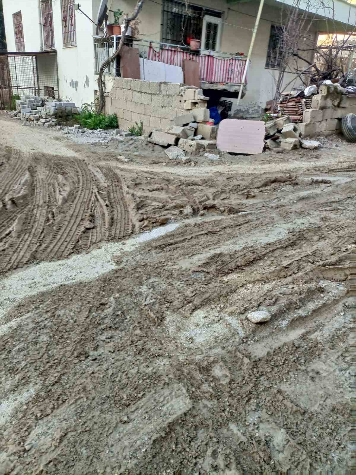 Milas halkı çamurlu ve toprak yolda zor günler yaşıyor