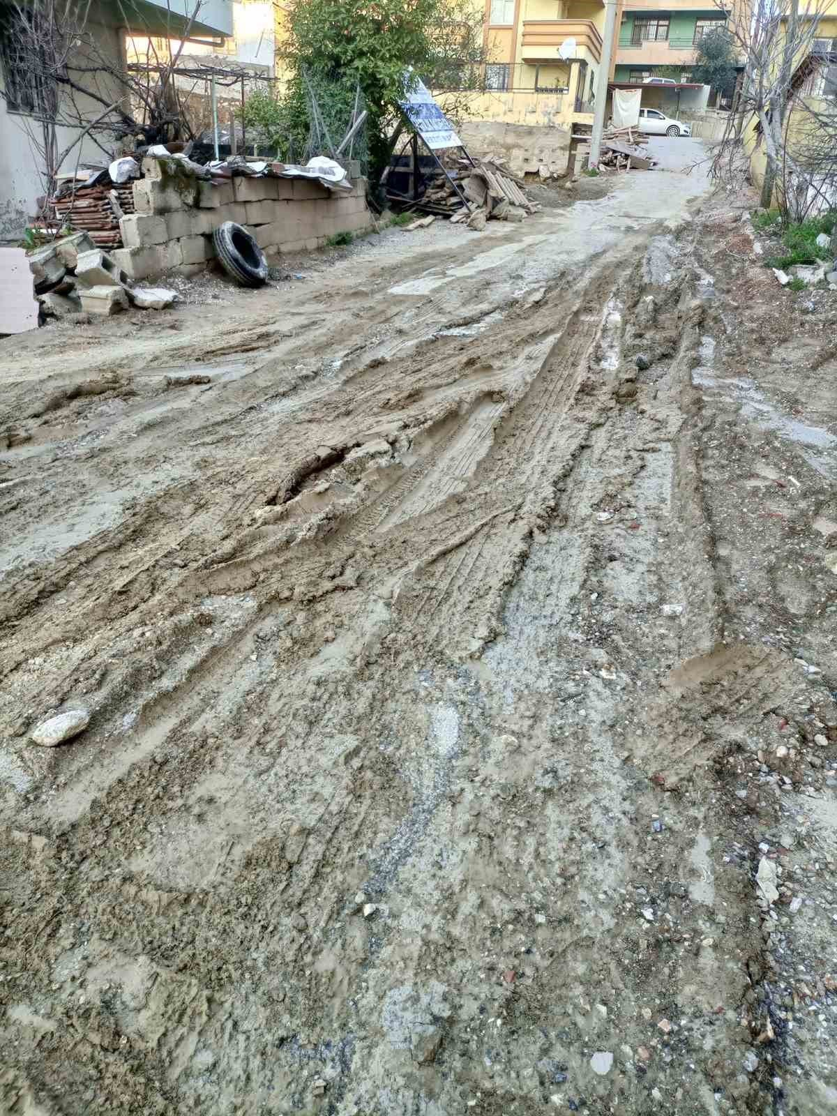 Milas halkı çamurlu ve toprak yolda zor günler yaşıyor