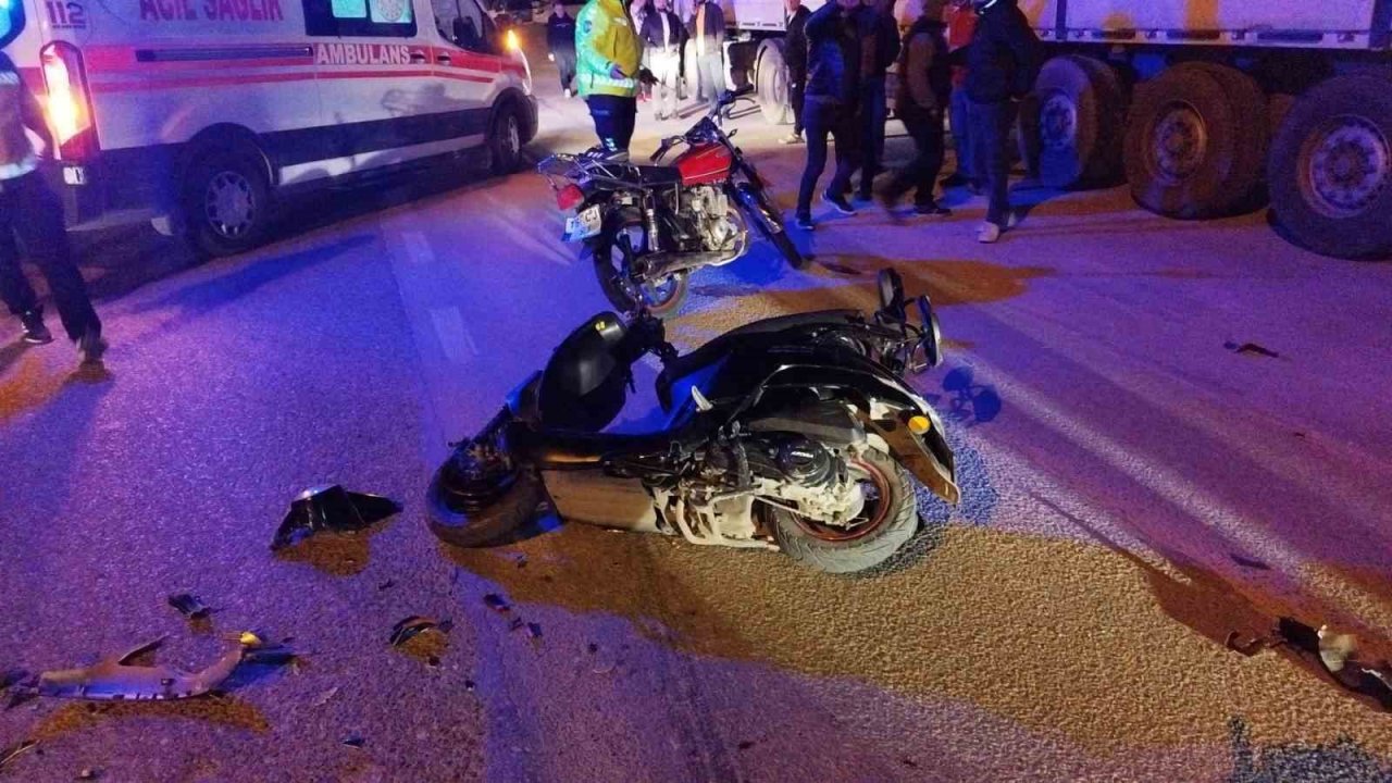 İki motosiklet kafa kafaya çarpıştı: 2 yaralı