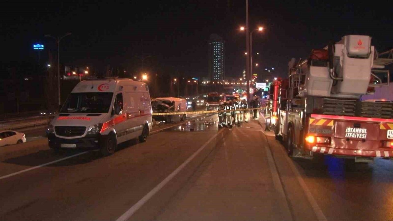 Bağcılar’da refüjü aşan ehliyetsiz sürücü facia yaşattı: 1’i ağır 3 yaralı