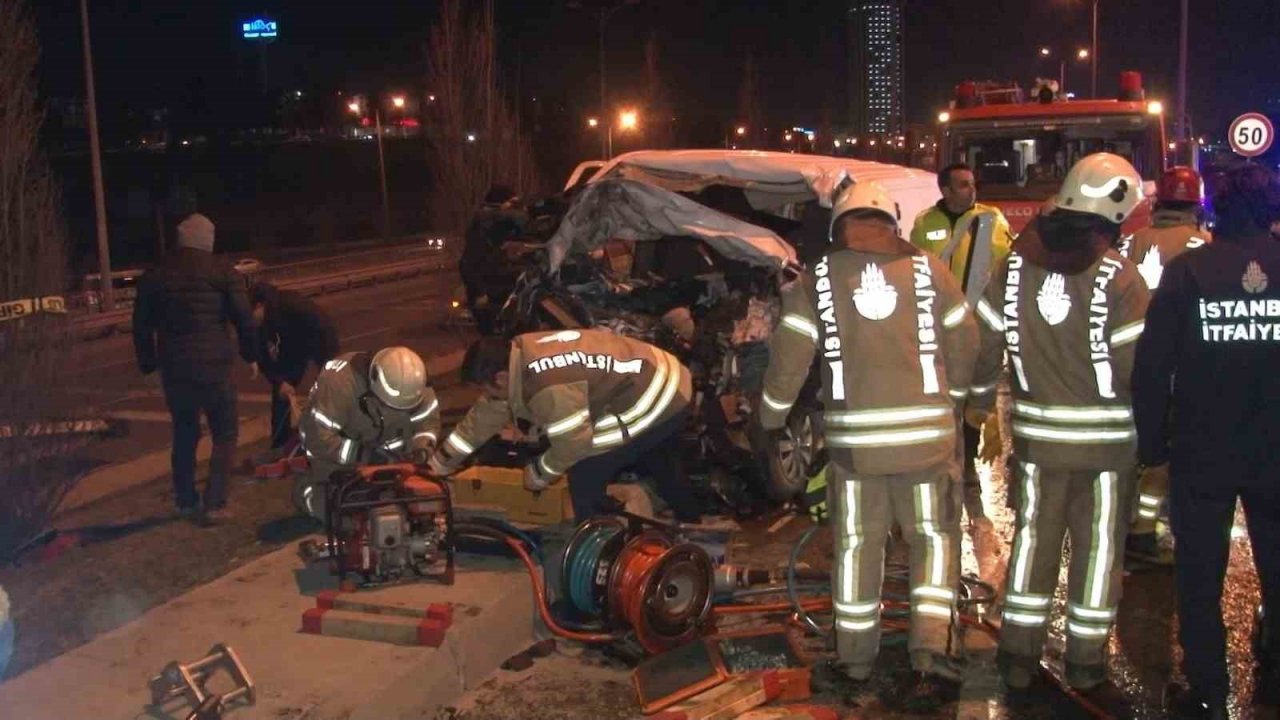 Bağcılar’da refüjü aşan ehliyetsiz sürücü facia yaşattı: 1’i ağır 3 yaralı