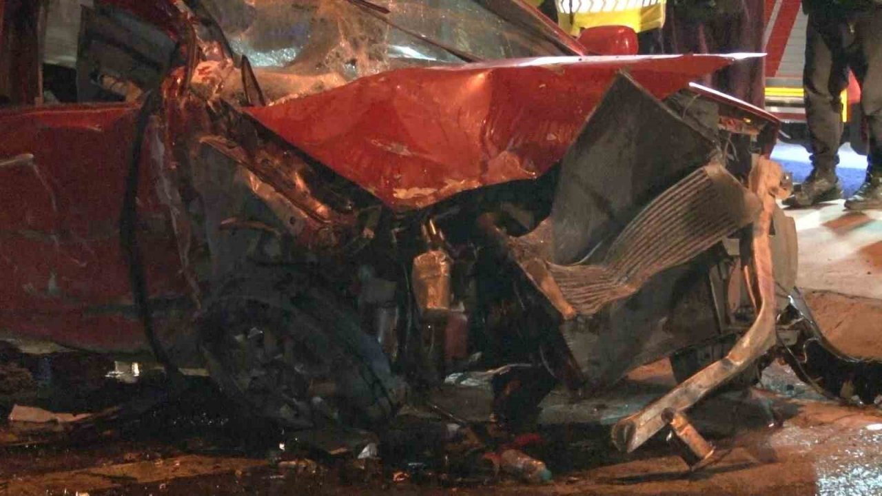 Bağcılar’da refüjü aşan ehliyetsiz sürücü facia yaşattı: 1’i ağır 3 yaralı