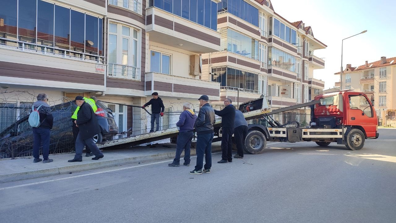 Silahla vuruldu, hastaneye giderken kaza yaptı