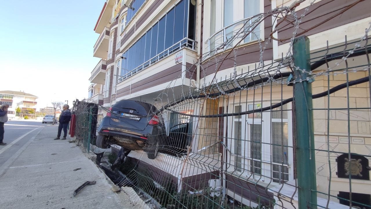 Silahla vuruldu, hastaneye giderken kaza yaptı