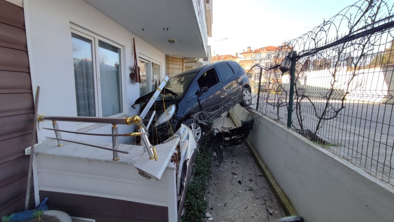 Silahla vuruldu, hastaneye giderken kaza yaptı