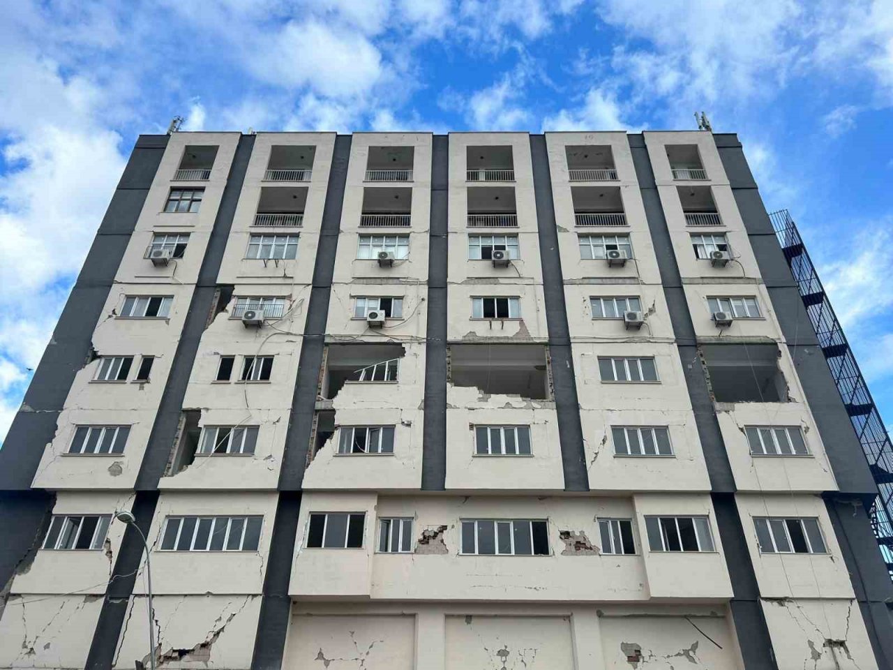 Adana Ceyhan’ın çarşı merkezdeki en büyük binası kontrollü olarak yıkıldı