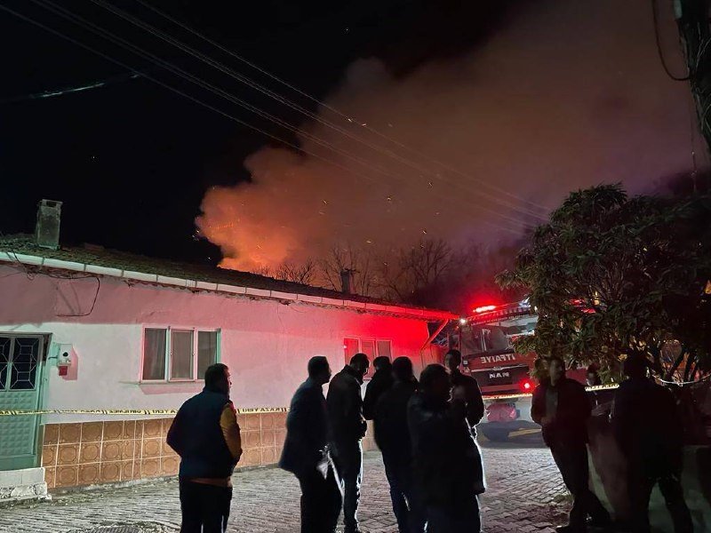 Sındırgı’da çıkan yangında bir ev kullanılmaz hale geldi