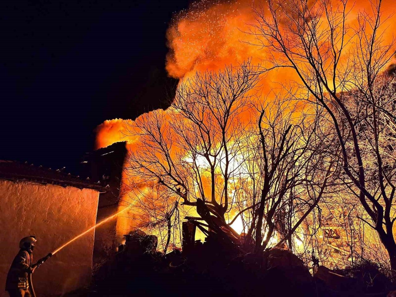 Sındırgı’da çıkan yangında bir ev kullanılmaz hale geldi