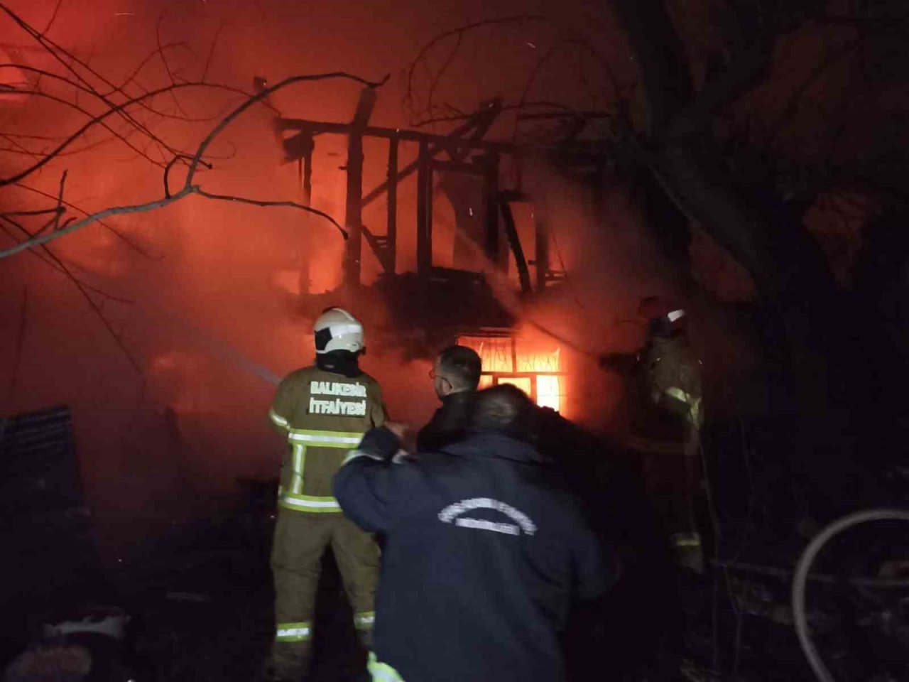 Sındırgı’da çıkan yangında bir ev kullanılmaz hale geldi