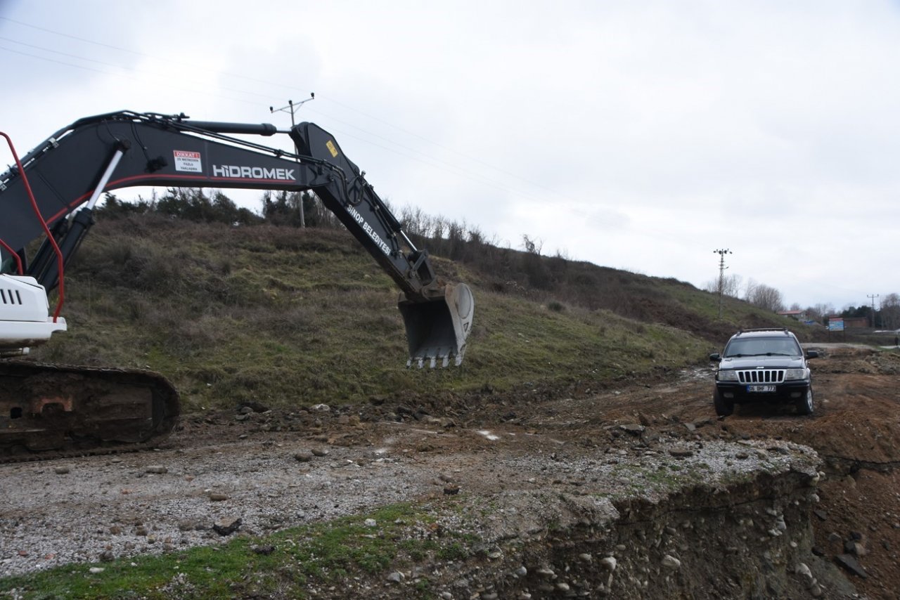 Sinop’ta yer altına taşan su yolu kaydırdı, ulaşım kesildi