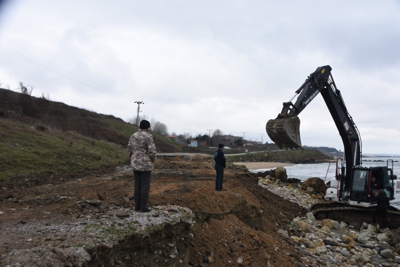 Sinop’ta yer altına taşan su yolu kaydırdı, ulaşım kesildi