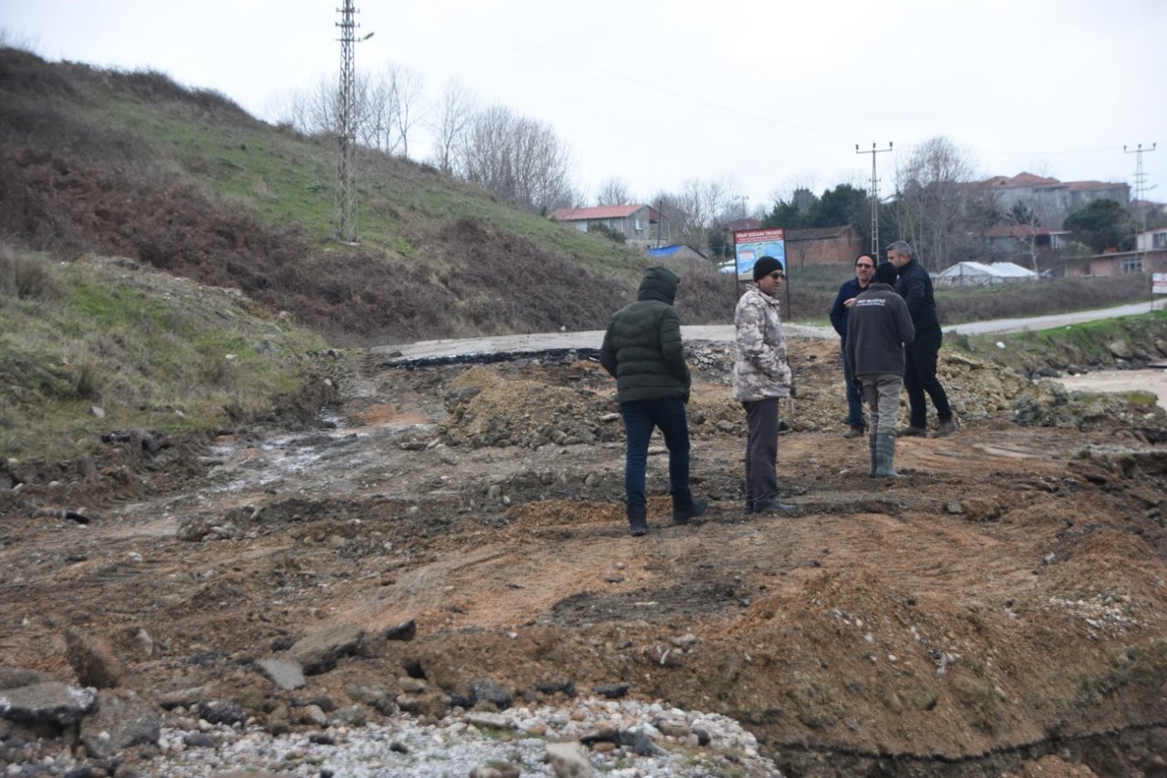 Sinop’ta yer altına taşan su yolu kaydırdı, ulaşım kesildi