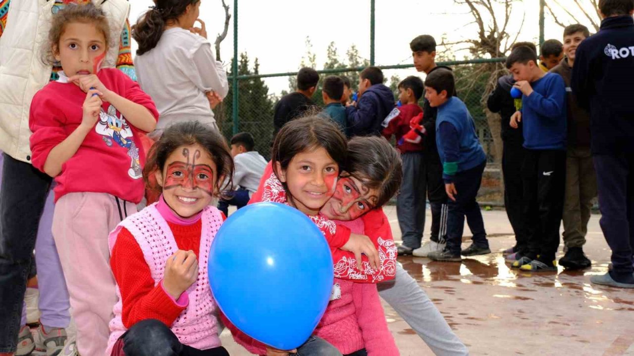 Şırnak’ta öğretmenler depremzede bin 500 çocuğu oyun ile buluşturdu