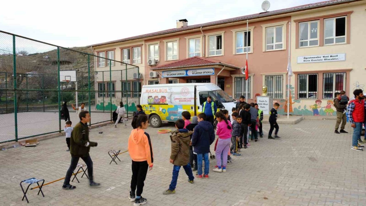 Şırnak’ta öğretmenler depremzede bin 500 çocuğu oyun ile buluşturdu