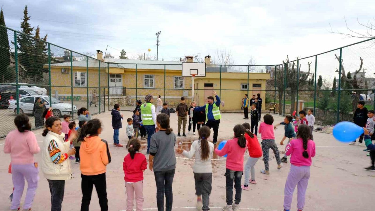 Şırnak’ta öğretmenler depremzede bin 500 çocuğu oyun ile buluşturdu