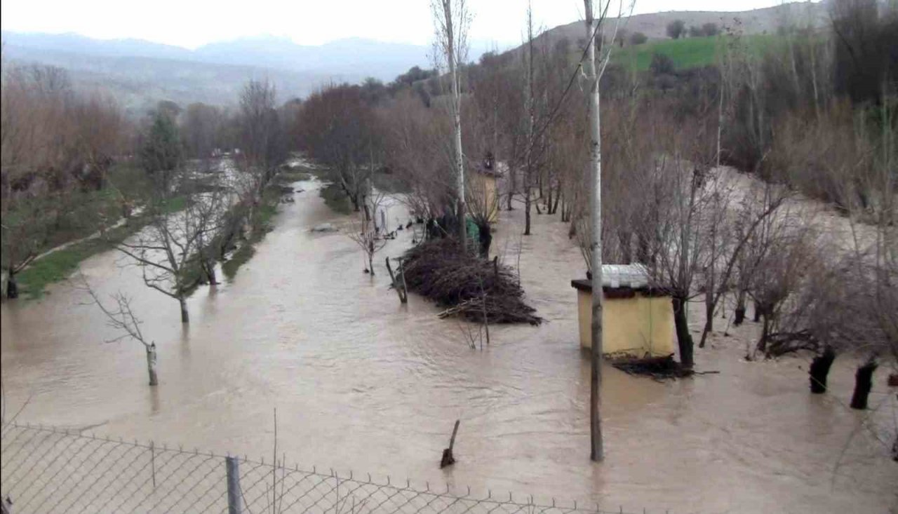Tunceli’de bereketi simgeleyen Kişnikar şelalesi akmaya başladı