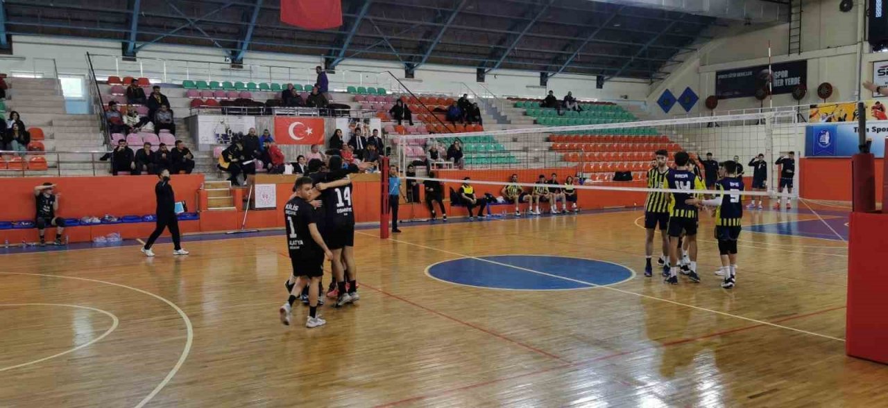 Kilis Gençlik Spor Kulübü Erkek Voleybol Takımı, Fenerbahçe’ye 3-1 yenildi