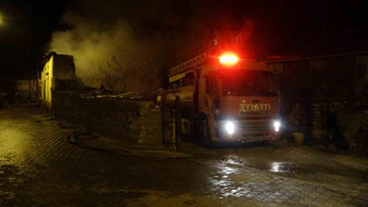 Depoda başlayan yangın evi küle çevirdi